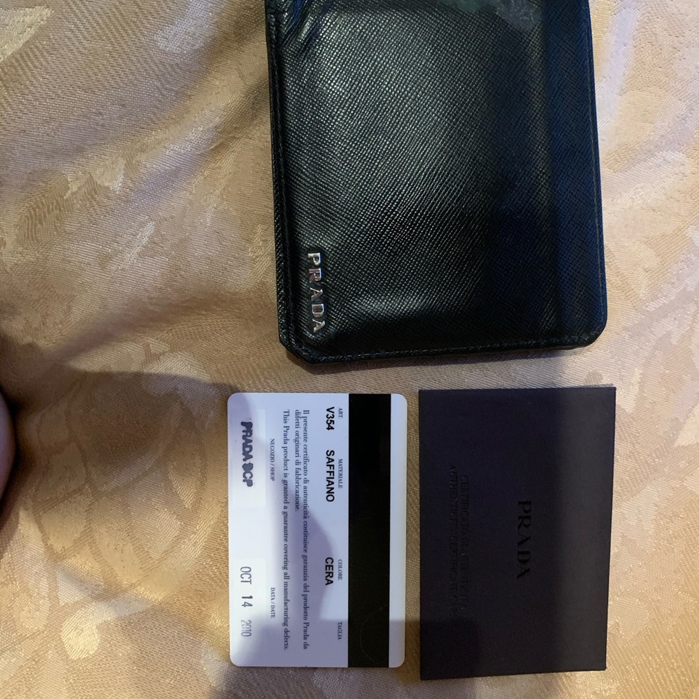 Prada men’s wallet-authentic